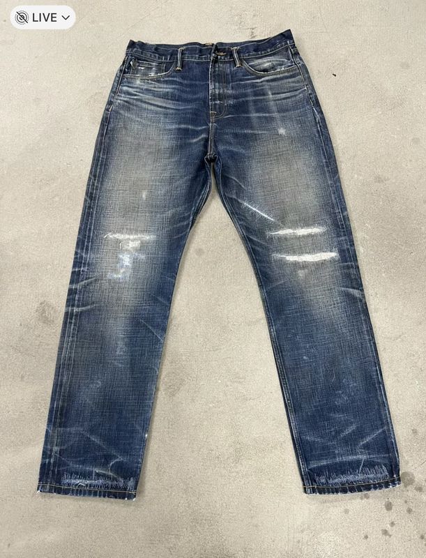 Jeans à jantes droites avec moustache pour un look vintage