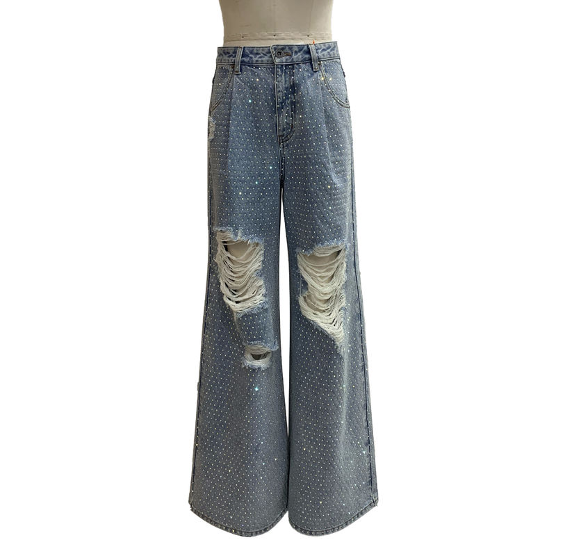Le fond en denim est décoré en pierre de strass pour un look glamour et accrocheur.