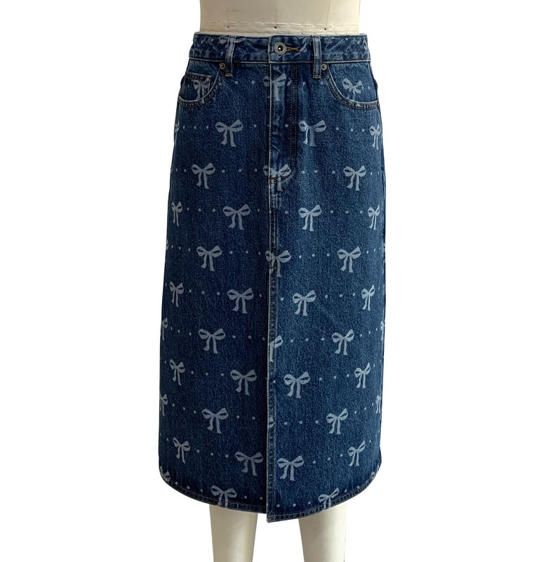 Une jupe longue en denim pour un design ludique et féminin