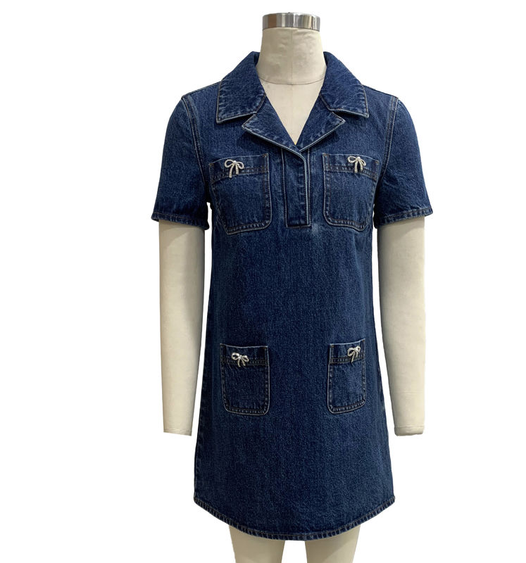 Collier de lapelet et robe en denim à manches courtes pour un style poli mais décontracté